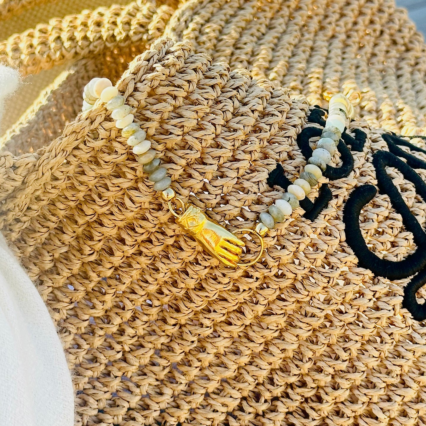 Collar mano “yo dekreto” con ágatas