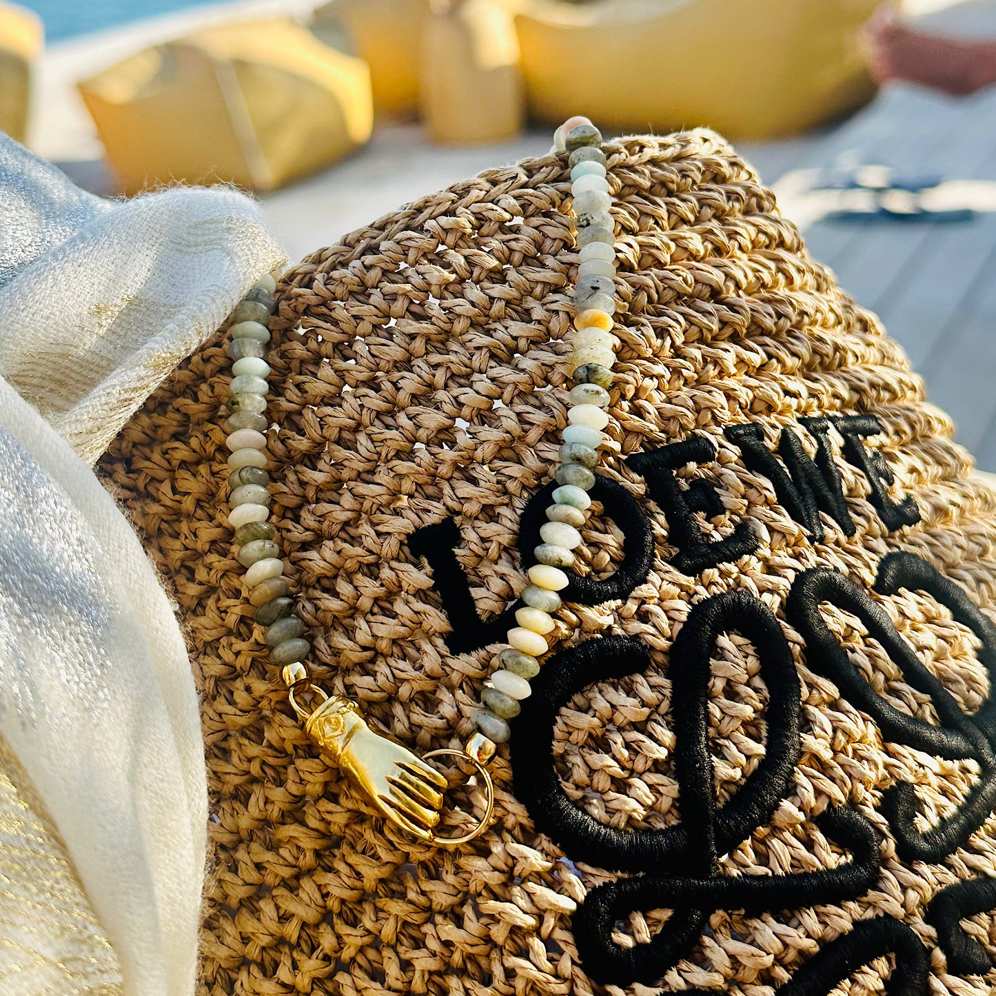 Collar mano “yo dekreto” con ágatas