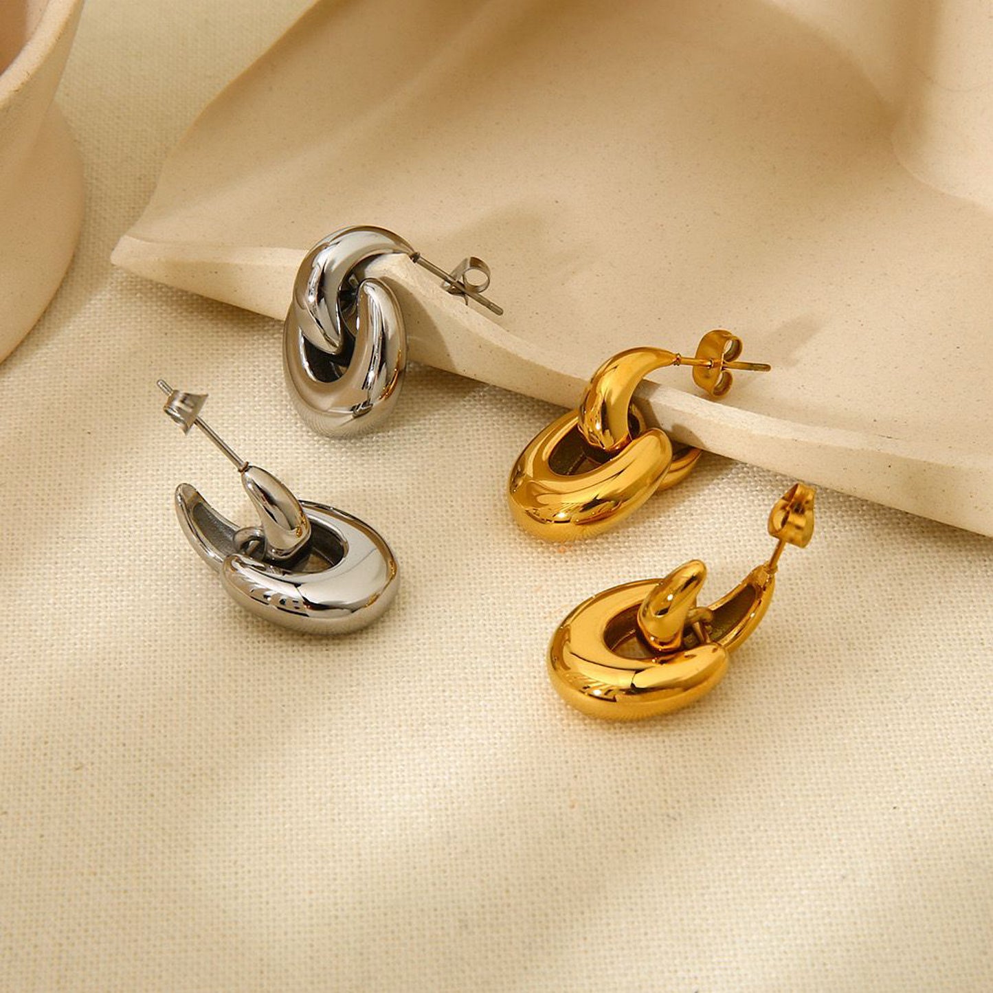 Aretes Q Dorados
